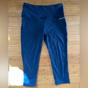 Navy yoga pants, 3/4 length. Size large